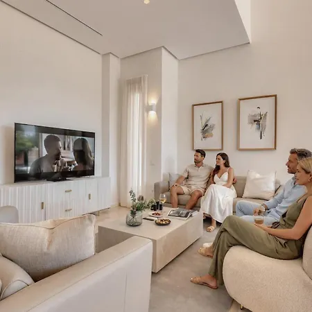 Villa Vacation I Velazquez, 150m To The Beach, Heated Pool, Golden Mile