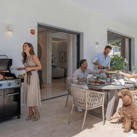 Villa Vacation I Velazquez, 150m To The Beach, Heated Pool, Golden Mile