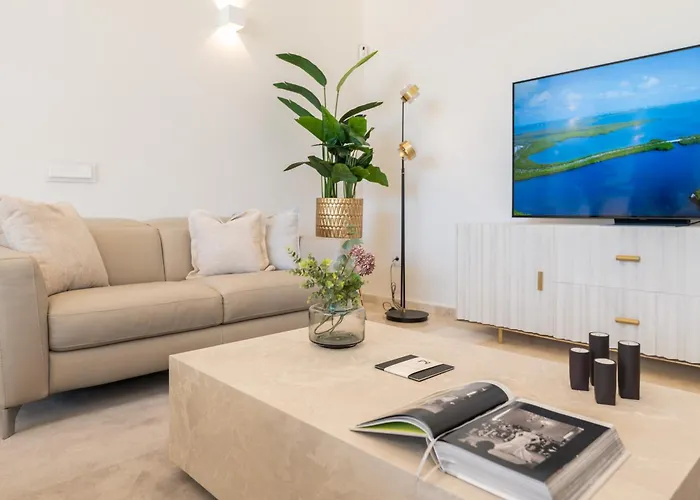 Vacation I Velazquez, 150m To The Beach, Heated Pool, Golden Mile Villa *