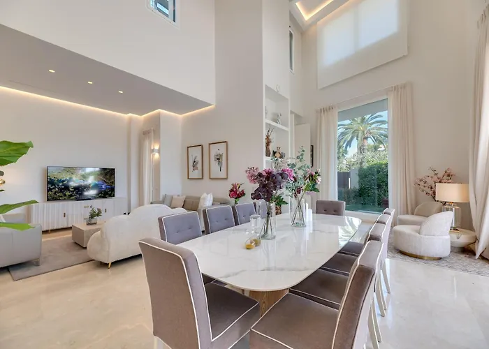 Vacation I Velazquez, 150m To The Beach, Heated Pool, Golden Mile Villa