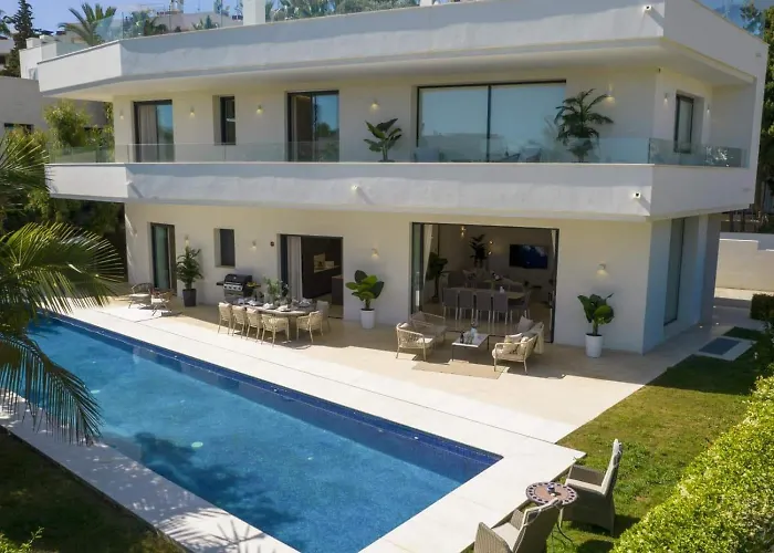 Vacation I Velazquez, 150m To The Beach, Heated Pool, Golden Mile Villa