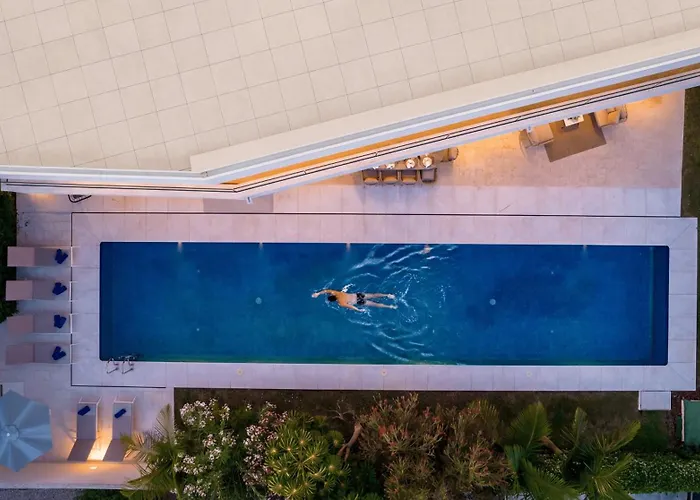 Vacation I Velazquez, 150m To The Beach, Heated Pool, Golden Mile Villa *