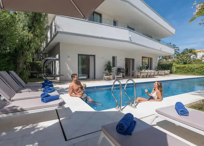 Vacation I Velazquez, 150m To The Beach, Heated Pool, Golden Mile Villa *
