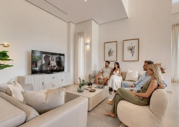 Willa Vacation I Velazquez, 150m To The Beach, Heated Pool, Golden Mile